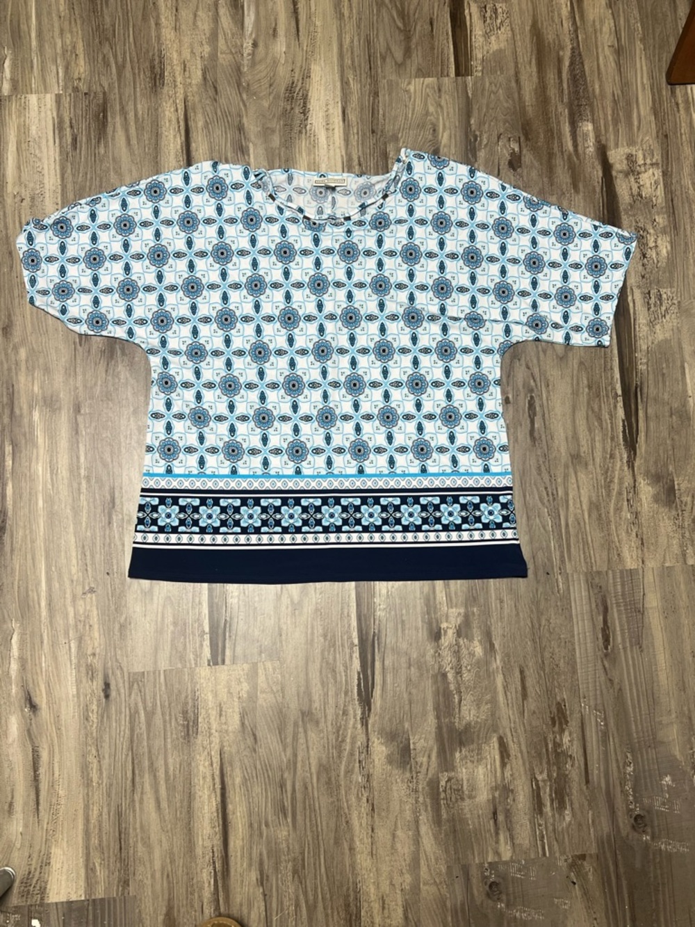 Dana Buchman Blue & White Patterned Short Sleeve Tee